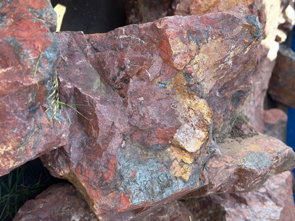 Камни для ландшафтного дизайна красно-фиолетовые 10-60 килограмм купить в Ивантеевке