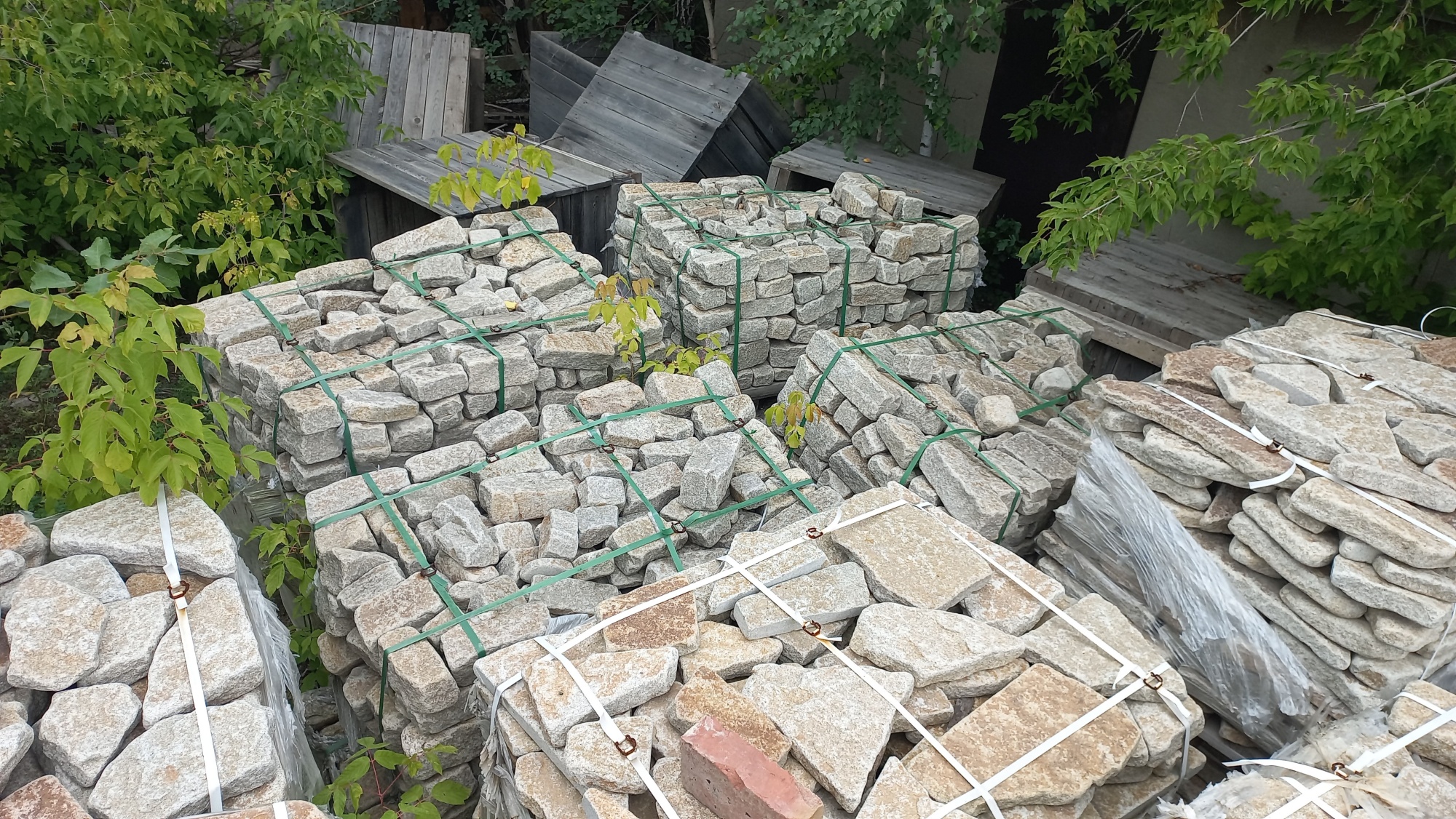 Плитняк галтованный гранитный для ландшафтного дизайна купить в Ивантеевке