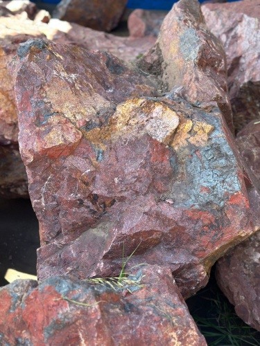 Камни для ландшафтного дизайна красно-фиолетовые 10-60 килограмм купить в Ивантеевке