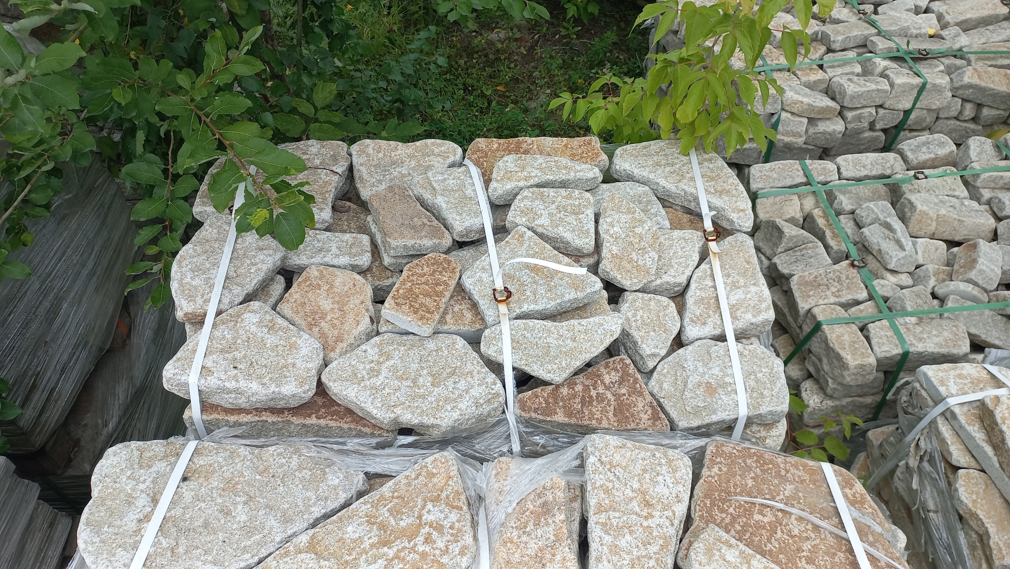 Гранитный плитняк галтованный для мощения купить в Ивантеевке