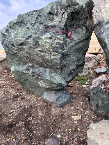 Гигантские зелёные валуны для ландшафтного дизайна весом более 5 тонн купить в Ивантеевке