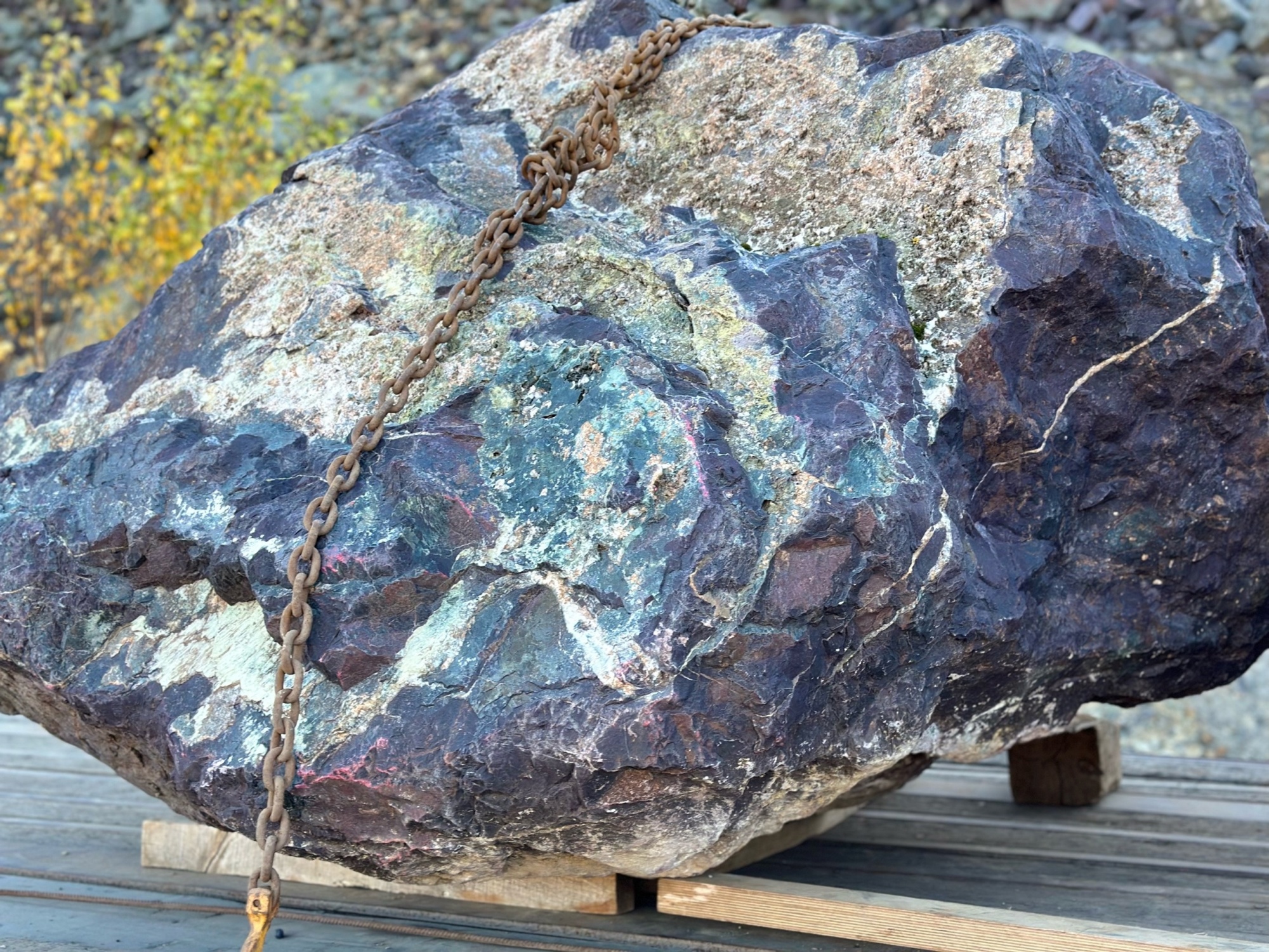 Огромные красно-фиолетовые валуны для ландшафтного дизайна весом более 5 тонн купить в Ивантеевке