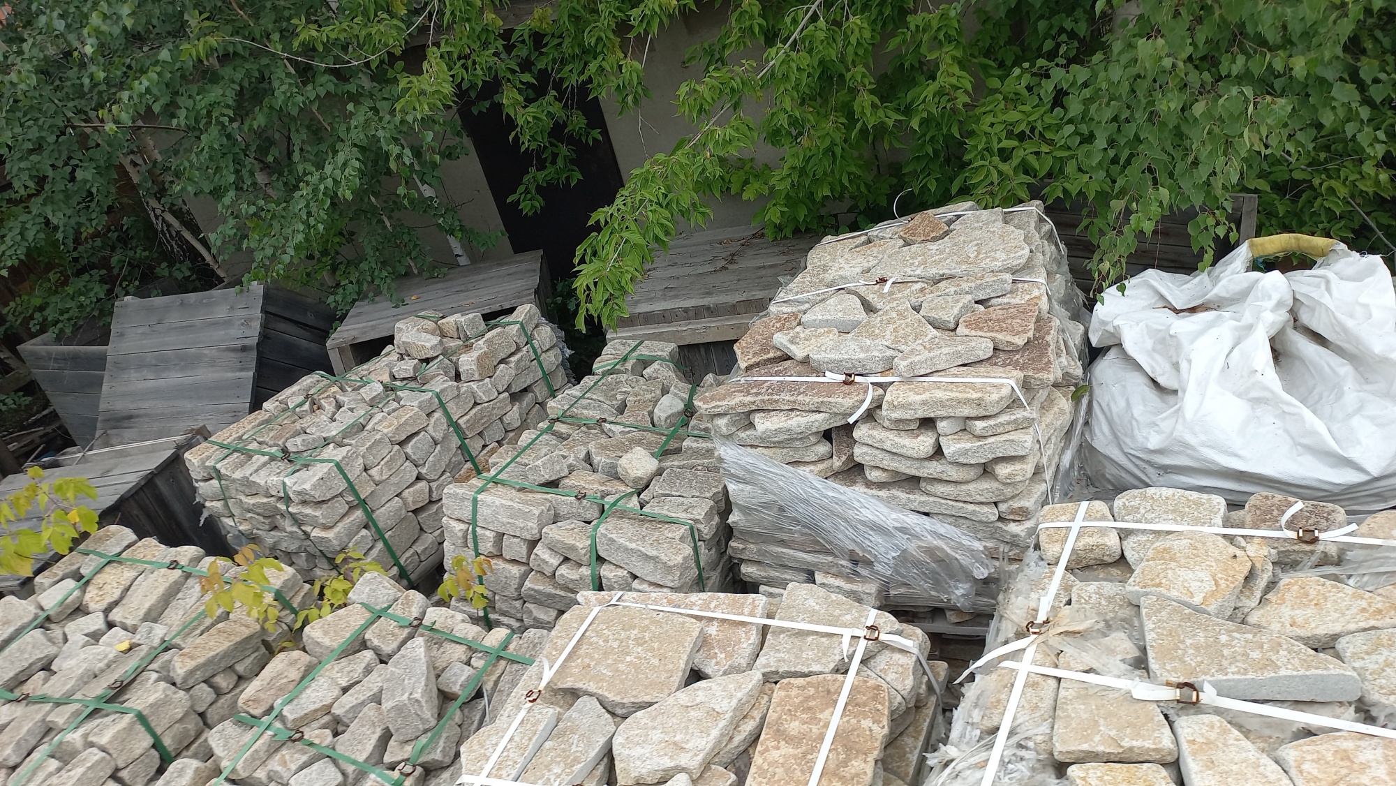 Плитняк гранитный галтованный купить в Ивантеевке