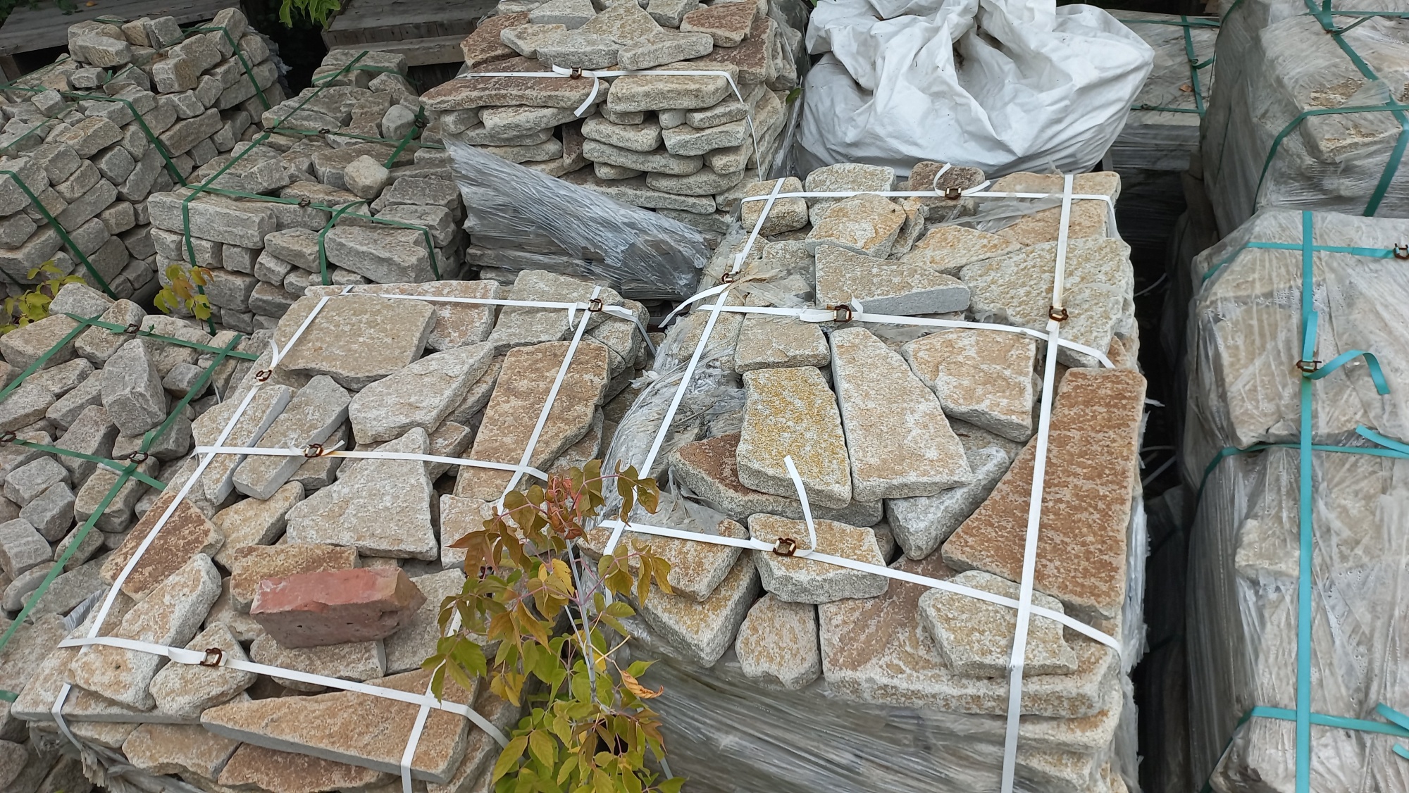 Плитняк гранитный галтованный купить в Ивантеевке