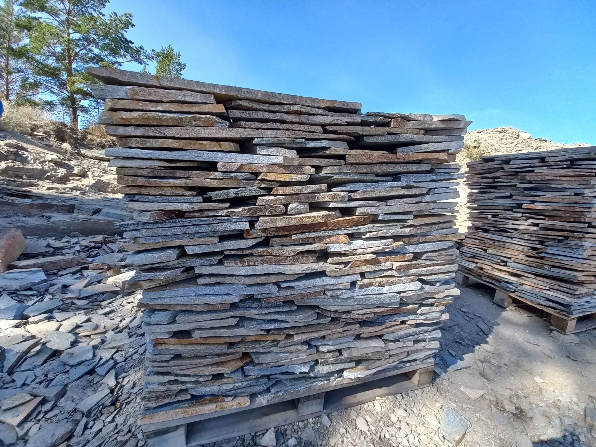 Плитняк златолит серебристый для фасада купить в Ивантеевке