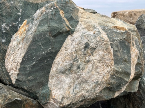 Гигантские зелёные валуны для ландшафтного дизайна весом более 5 тонн купить в Ивантеевке