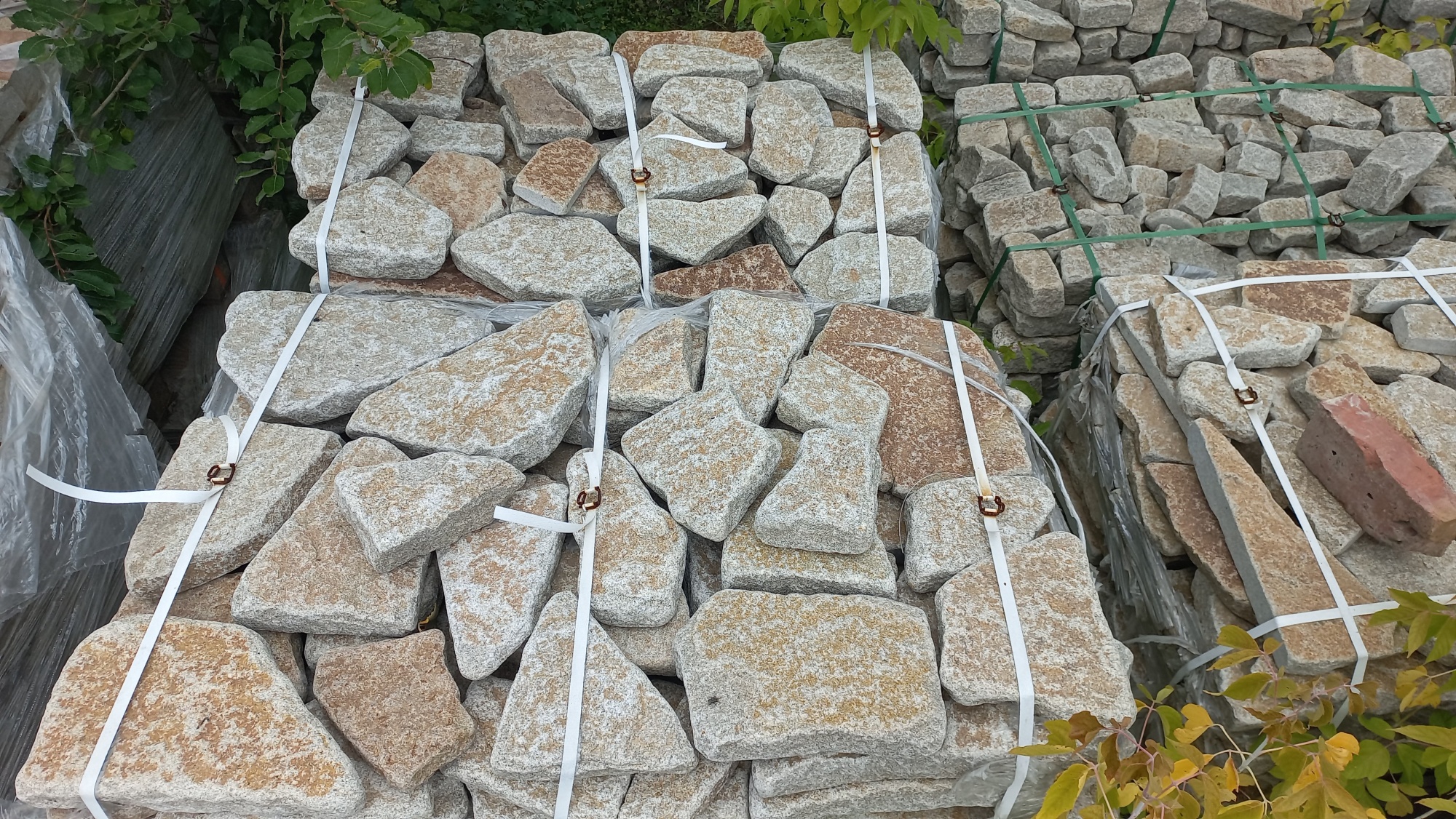 Гранитный плитняк галтованный для мощения купить в Ивантеевке