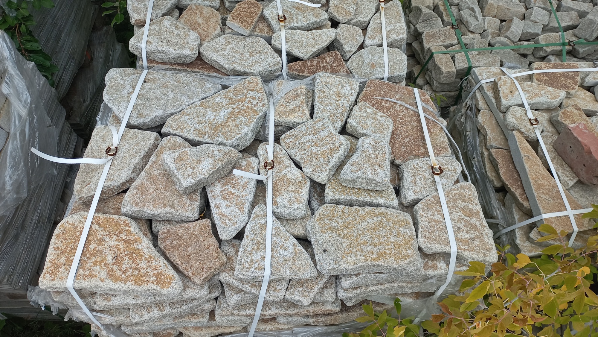 Гранитный плитняк галтованный для мощения купить в Ивантеевке