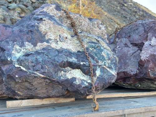 Огромные красно-фиолетовые валуны для ландшафтного дизайна весом более 5 тонн купить в Ивантеевке