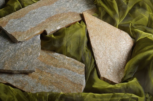 Плитняк златолит Уральский для цоколя, отмостки купить в Ивантеевке